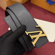 LV Initiales Monogram Reflective 40mm 可翻转腰带展现出一种动态细节,将经典风格提升 LV Initiales Monogram Reflective 40mm 可翻转腰带展现出一种动态细节,将经典风格提升