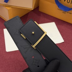 LV Initiales Monogram Reflective 40mm 可翻转腰带展现出一种动态细节,将经典风格提升 LV Initiales Monogram Reflective 40mm 可翻转腰带展现出一种动态细节,将经典风格提升