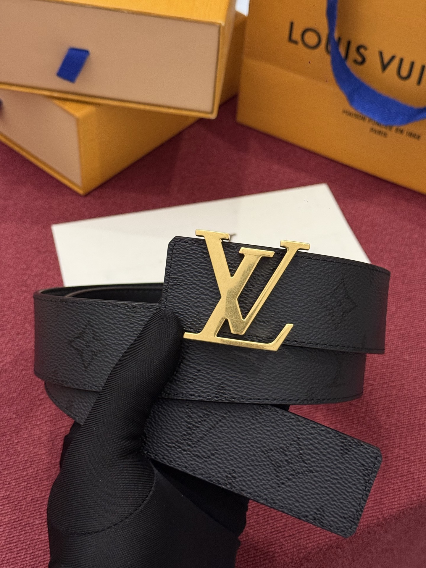 LV Initiales Monogram Reflective 40mm 可翻转腰带展现出一种动态细节,将经典风格提升 LV Initiales Monogram Reflective 40mm 可翻转腰带展现出一种动态细节,将经典风格提升