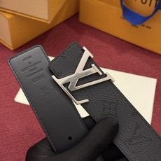 LV Initiales Monogram Reflective 40mm 可翻转腰带展现出一种动态细节,将经典风格提升 LV Initiales Monogram Reflective 40mm 可翻转腰带展现出一种动态细节,将经典风格提升