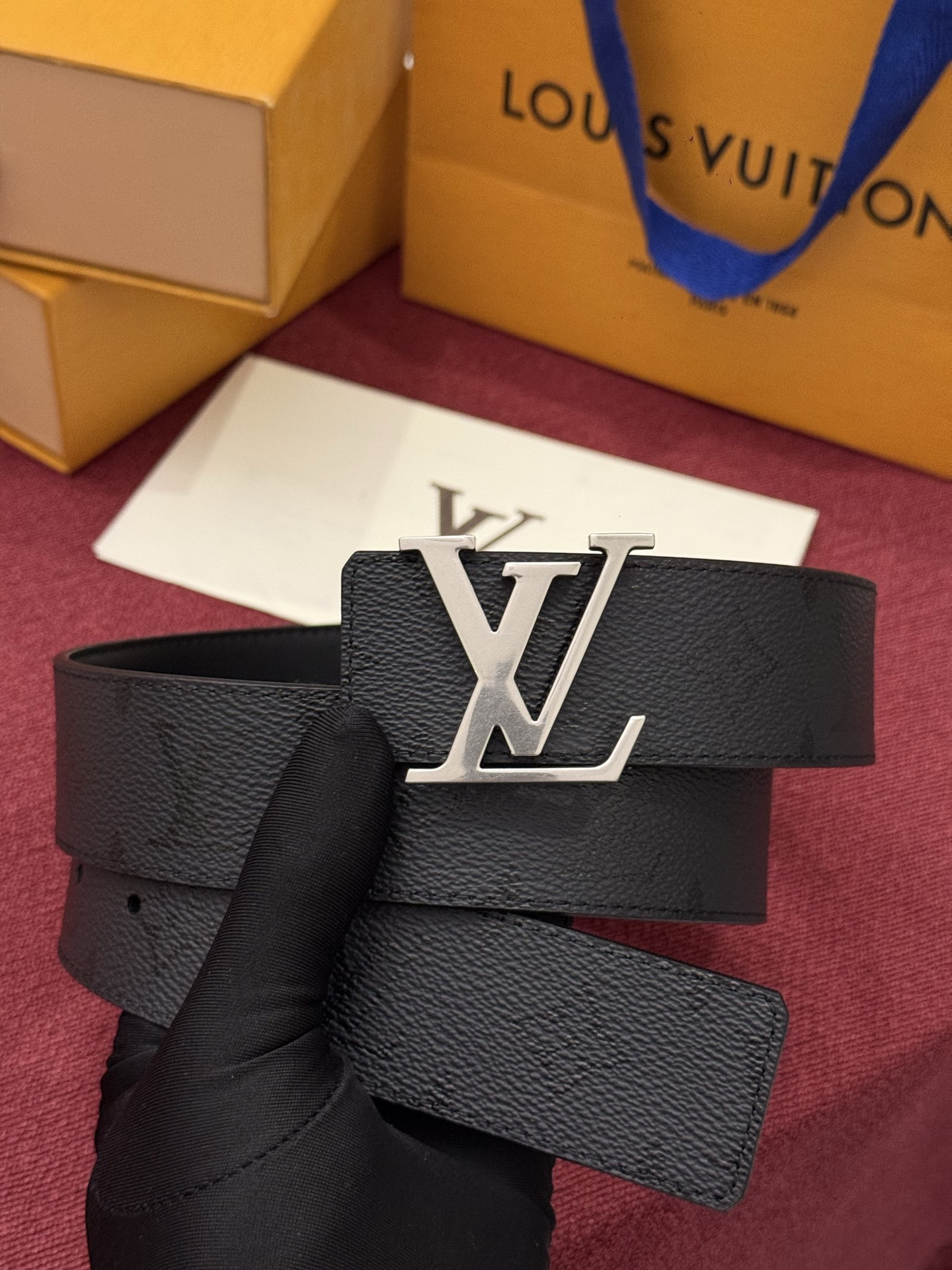 LV Initiales Monogram Reflective 40mm 可翻转腰带展现出一种动态细节,将经典风格提升 LV Initiales Monogram Reflective 40mm 可翻转腰带展现出一种动态细节,将经典风格提升