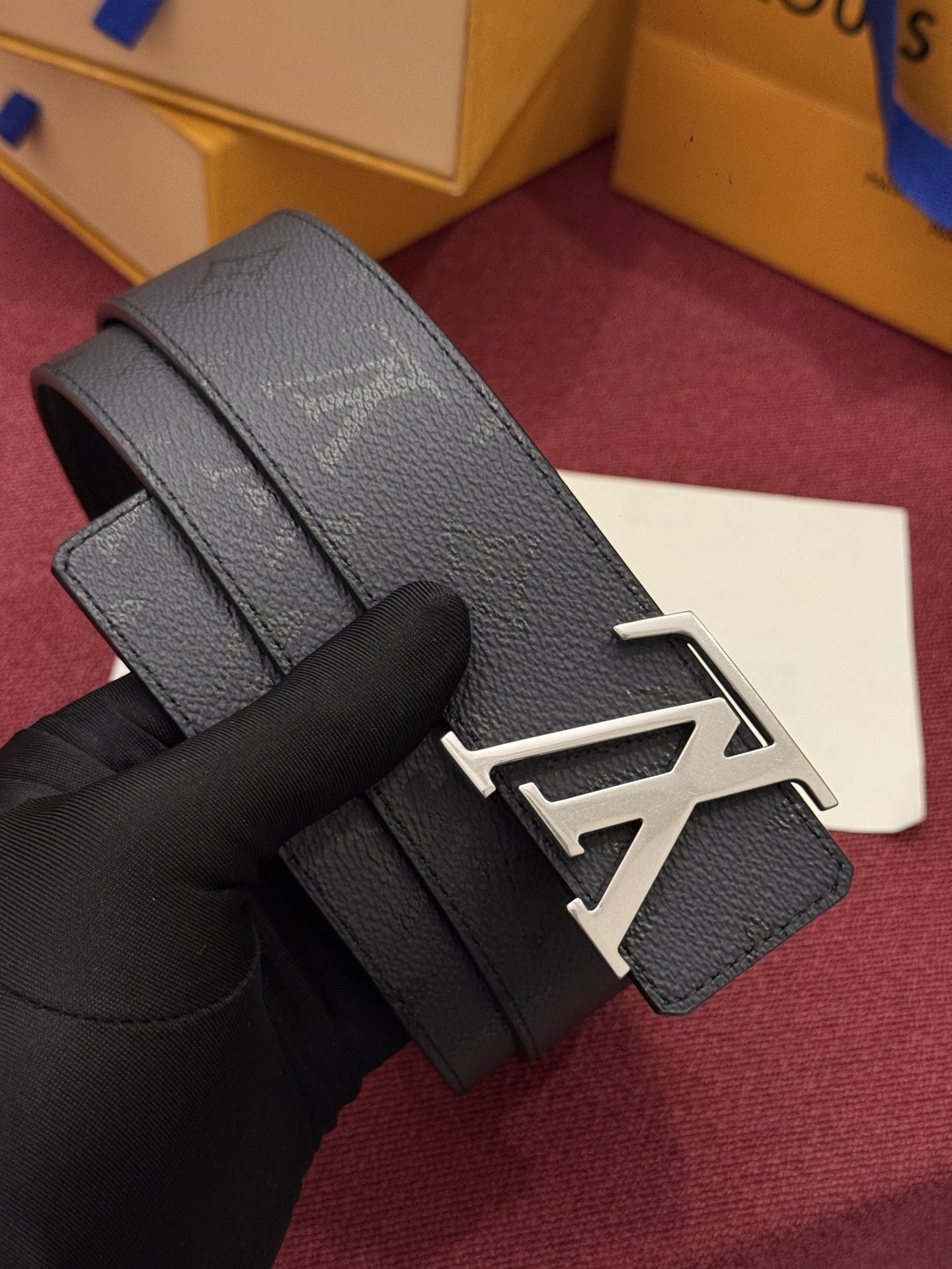 LV Initiales Monogram Reflective 40mm 可翻转腰带展现出一种动态细节,将经典风格提升 LV Initiales Monogram Reflective 40mm 可翻转腰带展现出一种动态细节,将经典风格提升