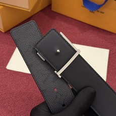 LV Initiales Monogram Reflective 40mm 可翻转腰带展现出一种动态细节,将经典风格提升 LV Initiales Monogram Reflective 40mm 可翻转腰带展现出一种动态细节,将经典风格提升