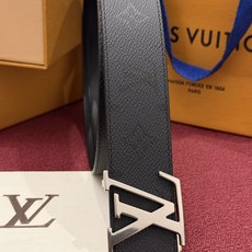 LV Initiales Monogram Reflective 40mm 可翻转腰带展现出一种动态细节,将经典风格提升 LV Initiales Monogram Reflective 40mm 可翻转腰带展现出一种动态细节,将经典风格提升