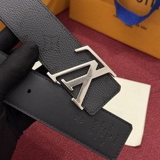 LV Initiales Monogram Reflective 40mm 可翻转腰带展现出一种动态细节,将经典风格提升 LV Initiales Monogram Reflective 40mm 可翻转腰带展现出一种动态细节,将经典风格提升