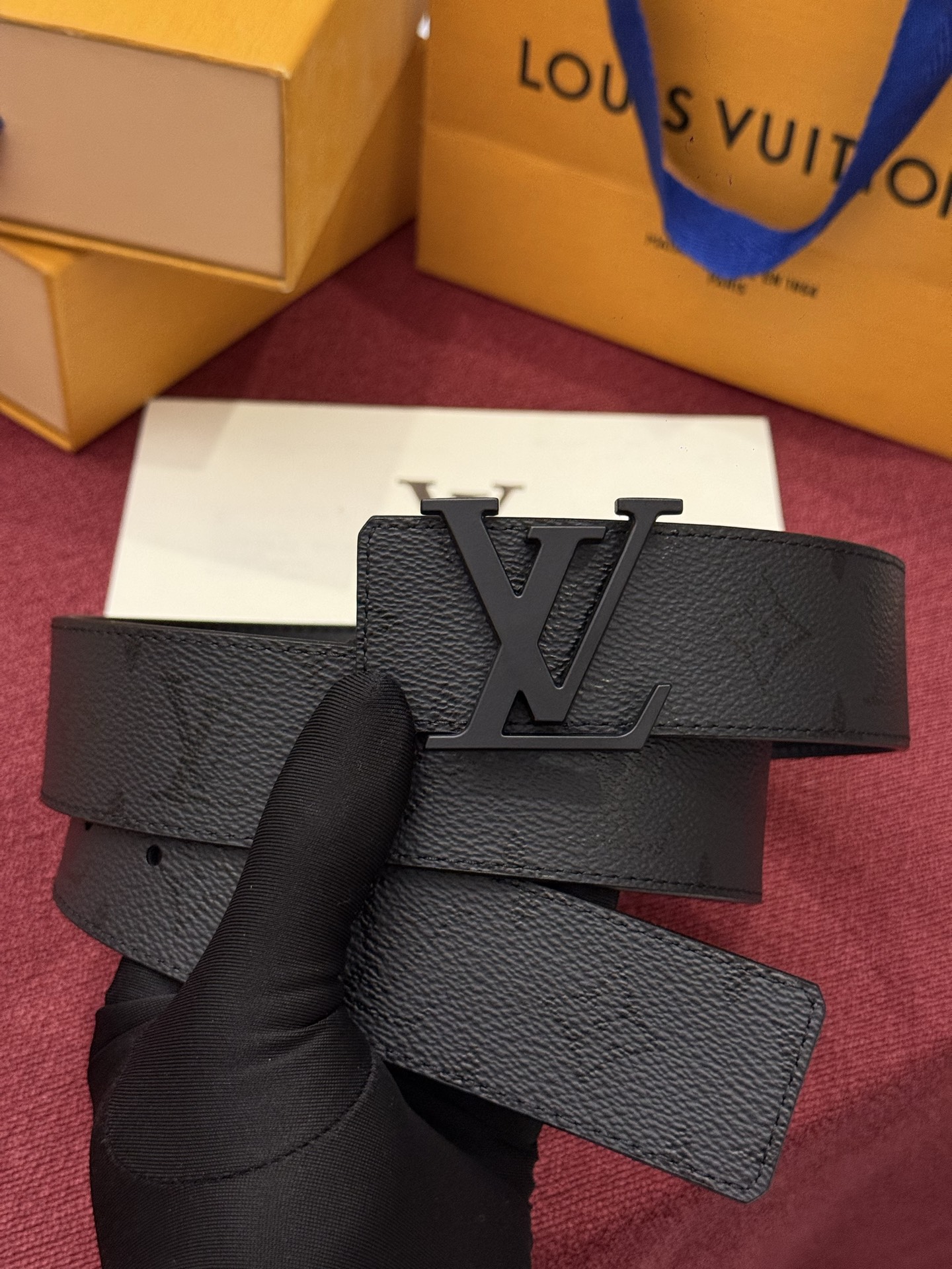 LV Initiales Monogram Reflective 40mm 可翻转腰带展现出一种动态细节,将经典风格提升 LV Initiales Monogram Reflective 40mm 可翻转腰带展现出一种动态细节,将经典风格提升