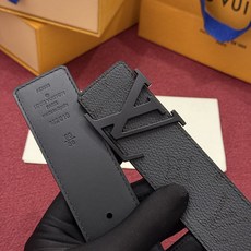 LV Initiales Monogram Reflective 40mm 可翻转腰带展现出一种动态细节,将经典风格提升 LV Initiales Monogram Reflective 40mm 可翻转腰带展现出一种动态细节,将经典风格提升