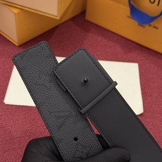 LV Initiales Monogram Reflective 40mm 可翻转腰带展现出一种动态细节,将经典风格提升 LV Initiales Monogram Reflective 40mm 可翻转腰带展现出一种动态细节,将经典风格提升