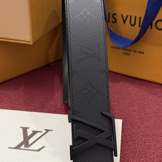 LV Initiales Monogram Reflective 40mm 可翻转腰带展现出一种动态细节,将经典风格提升 LV Initiales Monogram Reflective 40mm 可翻转腰带展现出一种动态细节,将经典风格提升