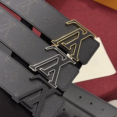 LV Initiales Monogram Reflective 40mm 可翻转腰带展现出一种动态细节,将经典风格提升 LV Initiales Monogram Reflective 40mm 可翻转腰带展现出一种动态细节,将经典风格提升