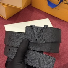 LV Initiales Monogram Reflective 40mm 可翻转腰带展现出一种动态细节,将经典风格提升 LV Initiales Monogram Reflective 40mm 可翻转腰带展现出一种动态细节,将经典风格提升