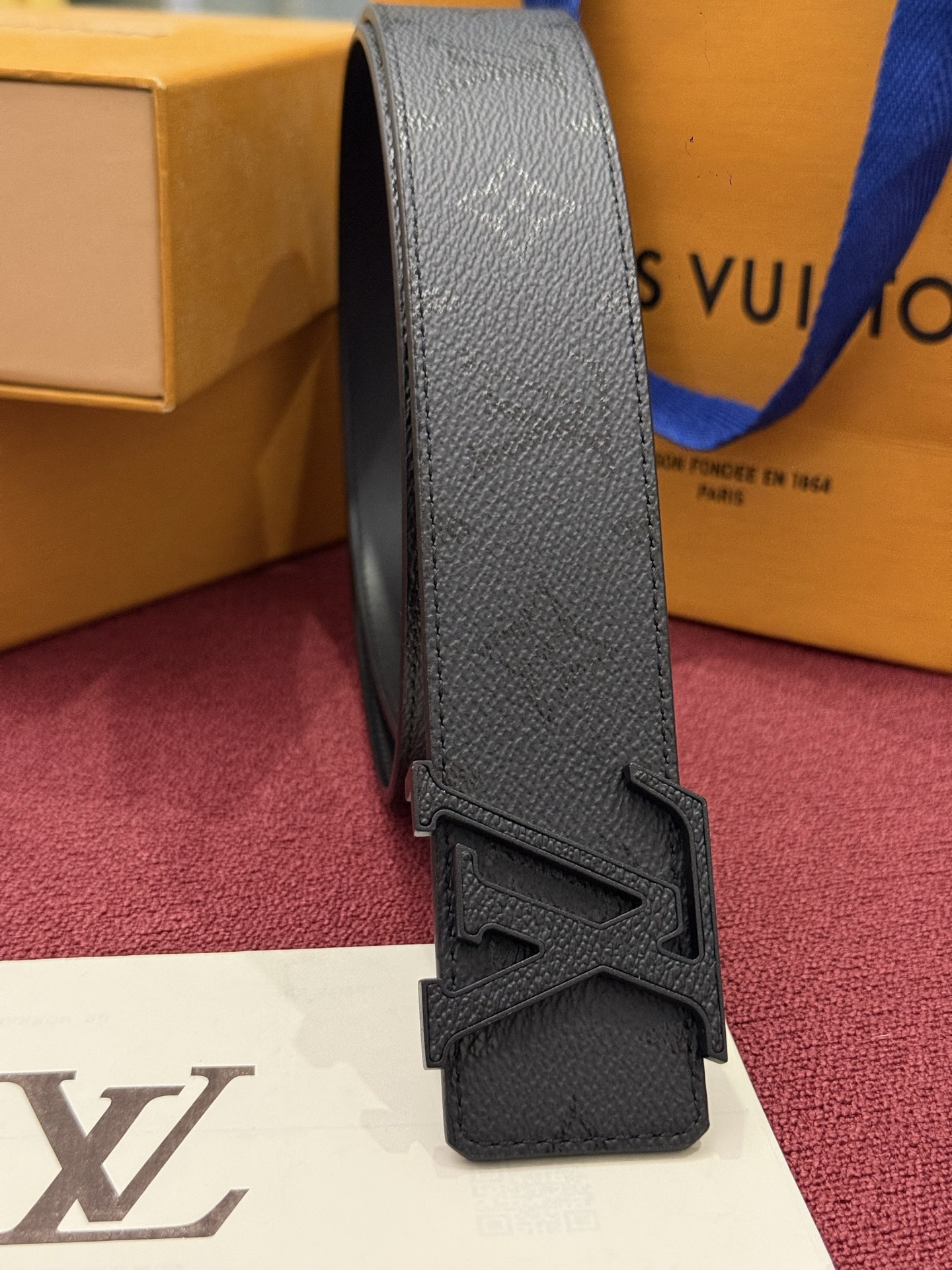 LV Initiales Monogram Reflective 40mm 可翻转腰带展现出一种动态细节,将经典风格提升 LV Initiales Monogram Reflective 40mm 可翻转腰带展现出一种动态细节,将经典风格提升