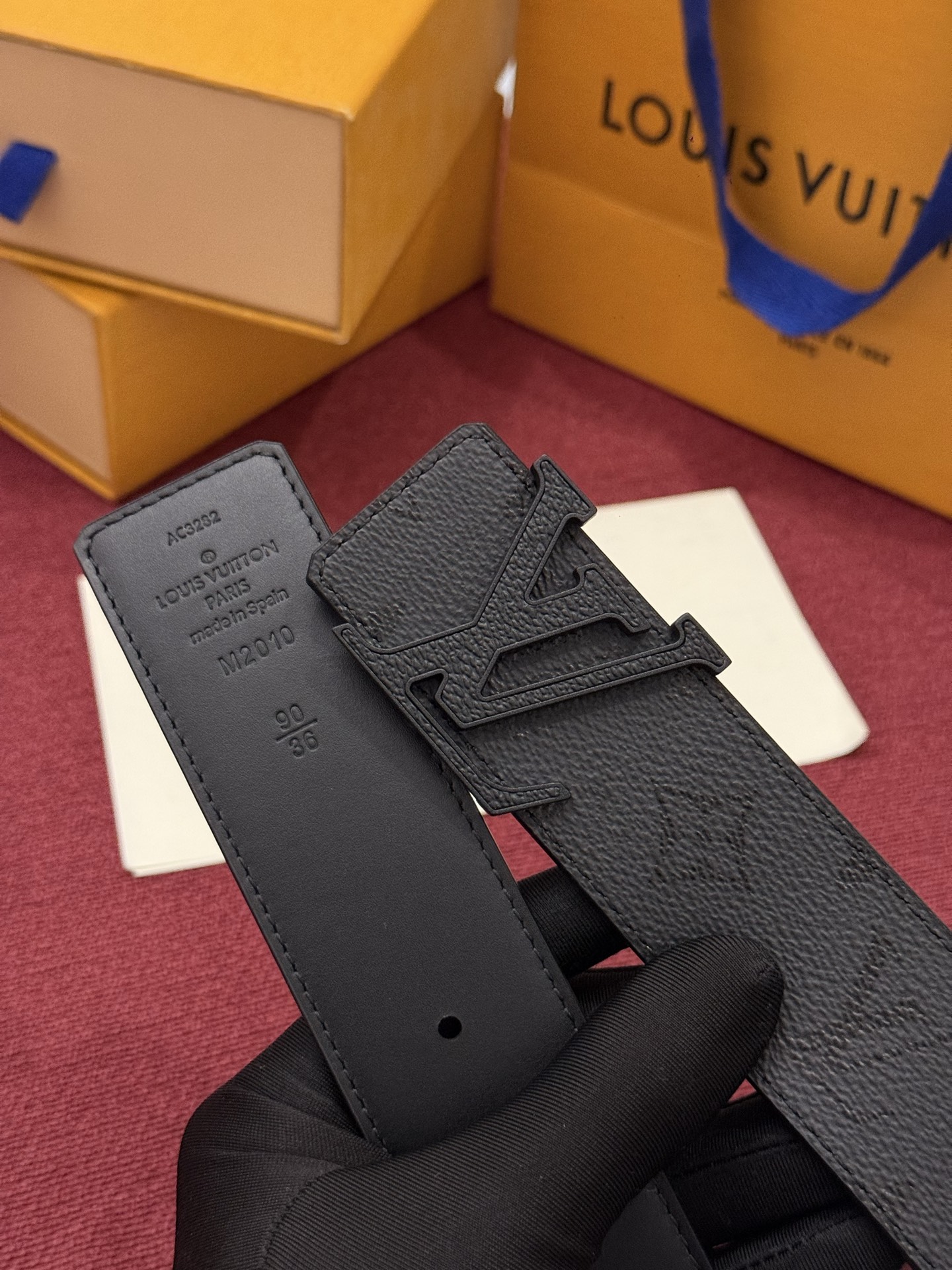 LV Initiales Monogram Reflective 40mm 可翻转腰带展现出一种动态细节,将经典风格提升 LV Initiales Monogram Reflective 40mm 可翻转腰带展现出一种动态细节,将经典风格提升