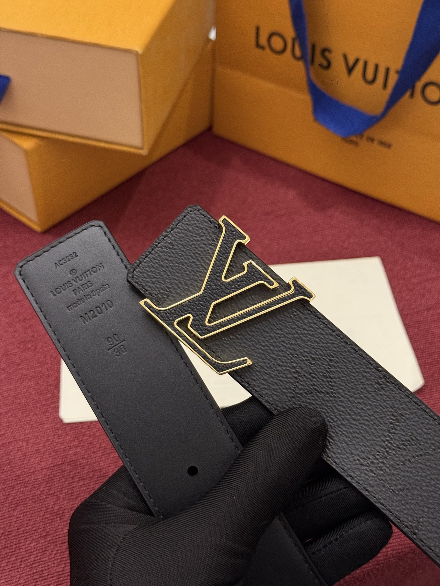 LV Initiales Monogram Reflective 40mm 可翻转腰带展现出一种动态细节，将经典风格提升