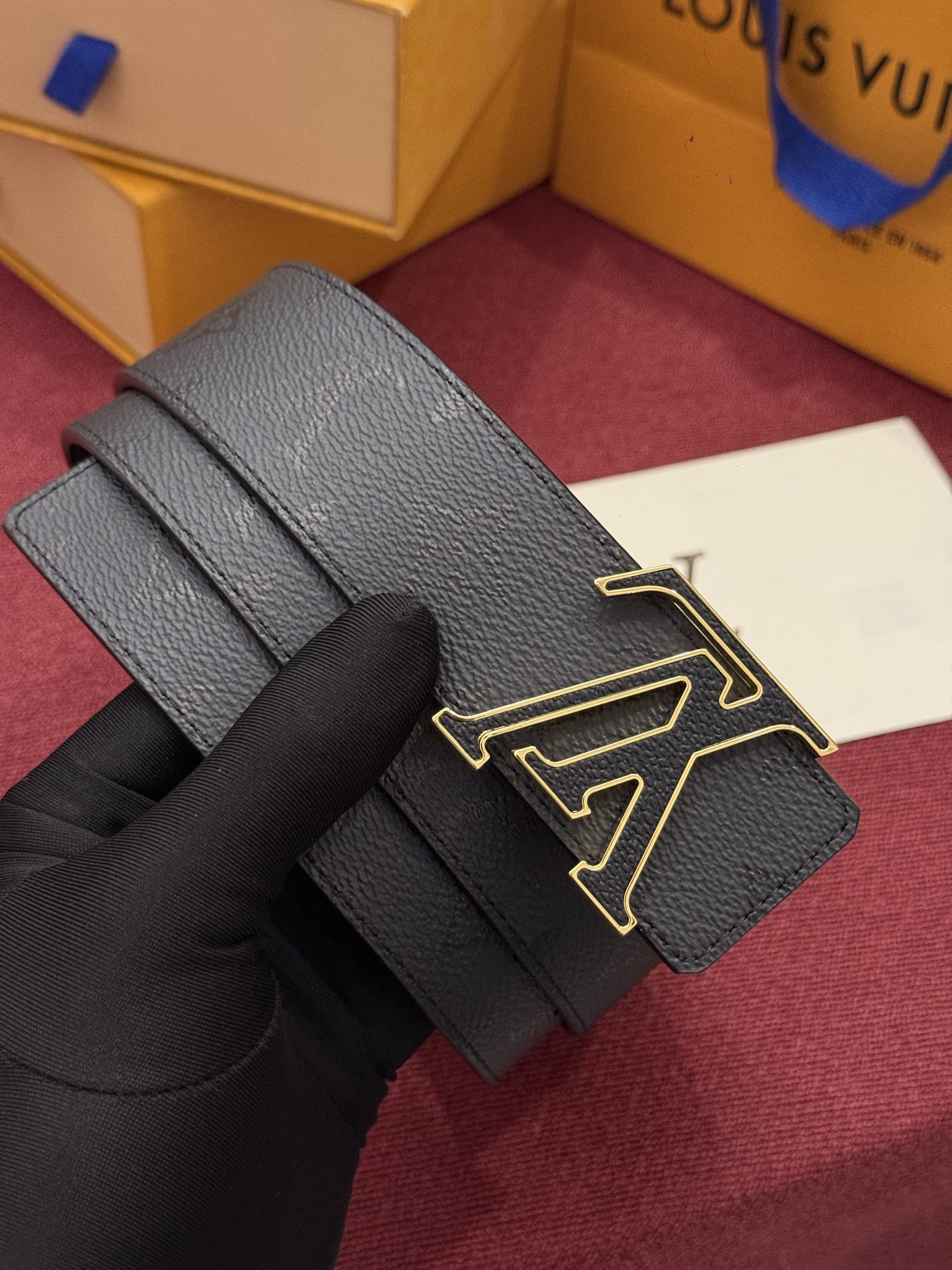 LV Initiales Monogram Reflective 40mm 可翻转腰带展现出一种动态细节，将经典风格提升