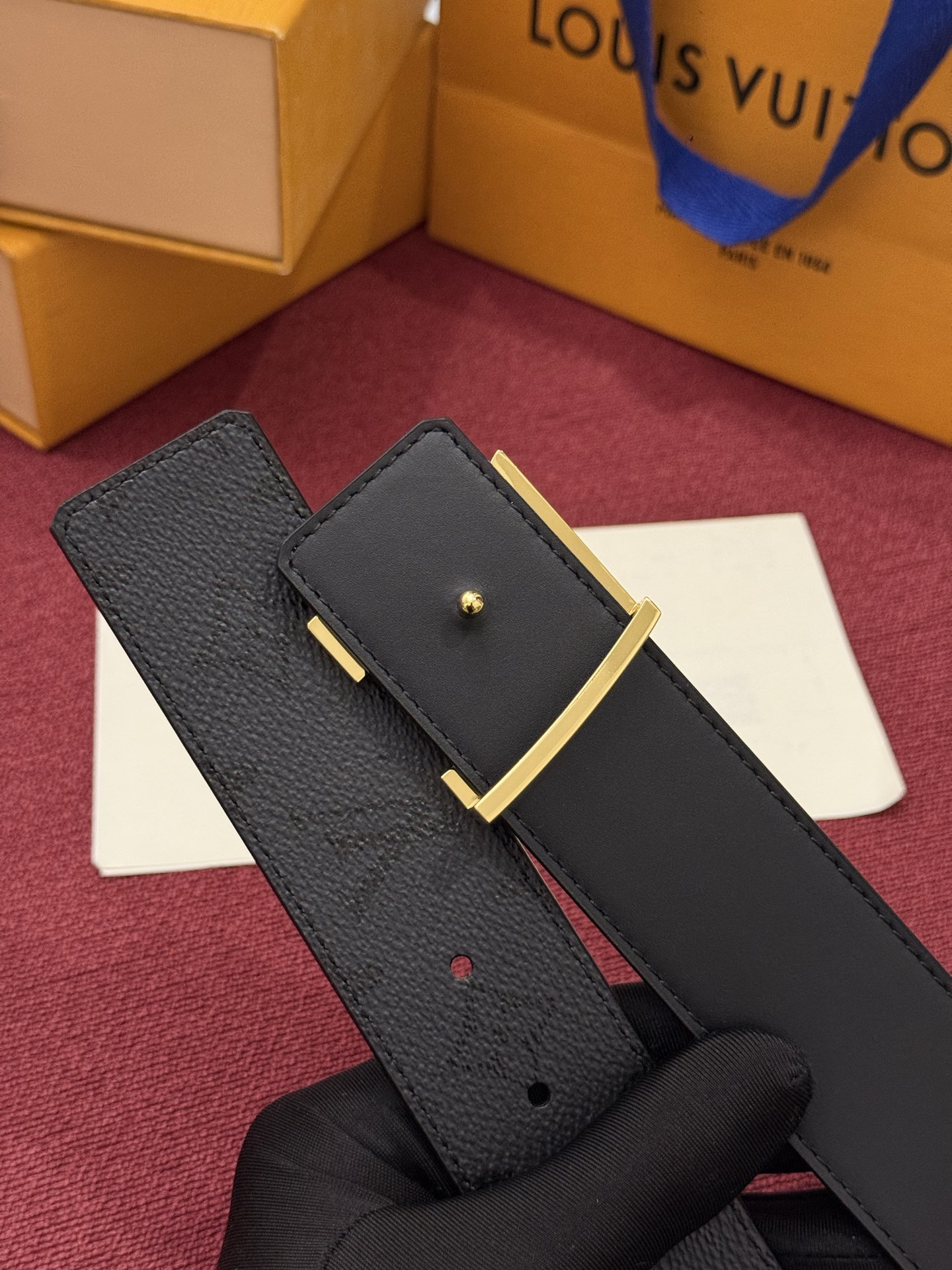 LV Initiales Monogram Reflective 40mm 可翻转腰带展现出一种动态细节，将经典风格提升