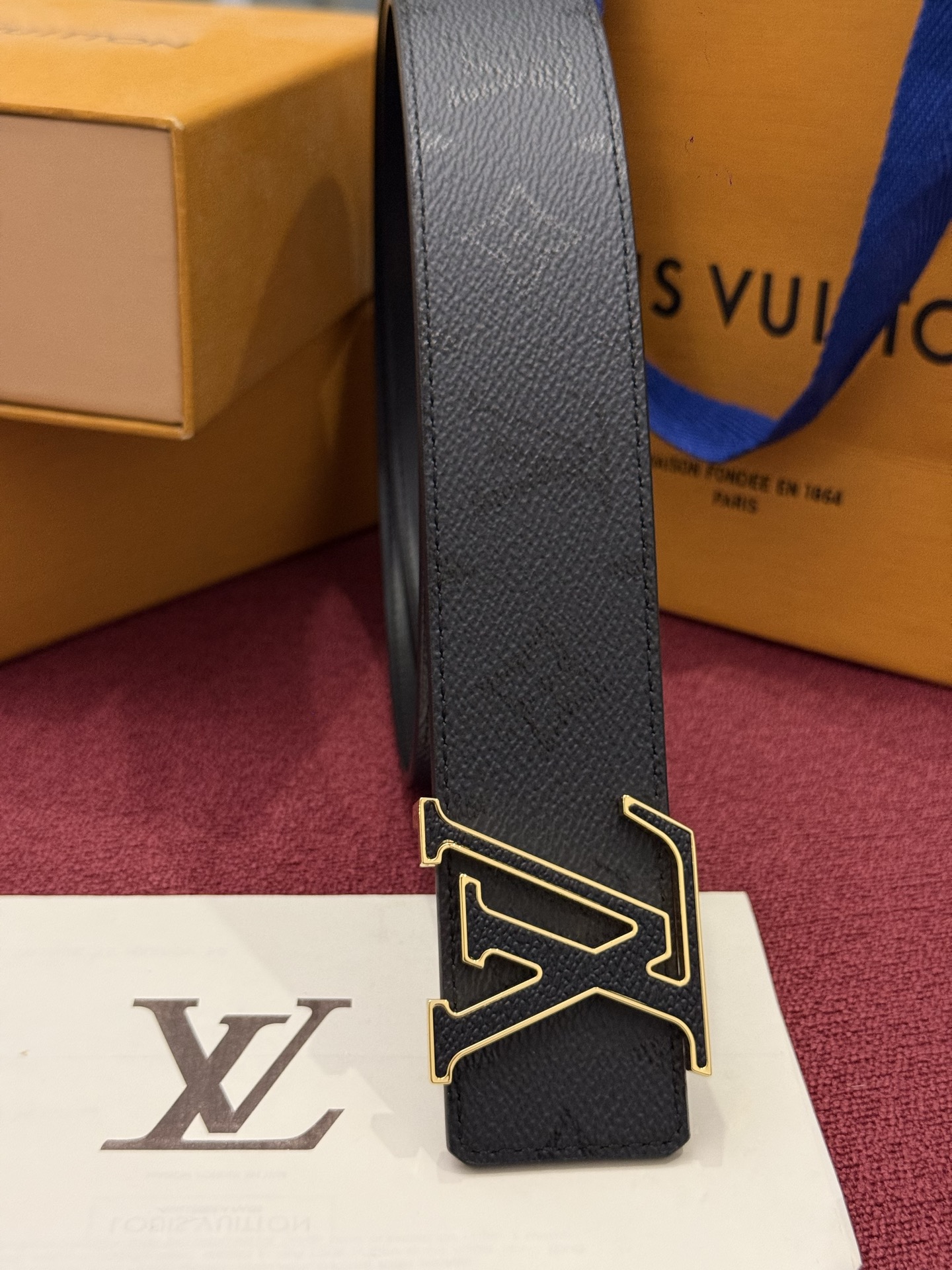 LV Initiales Monogram Reflective 40mm 可翻转腰带展现出一种动态细节，将经典风格提升