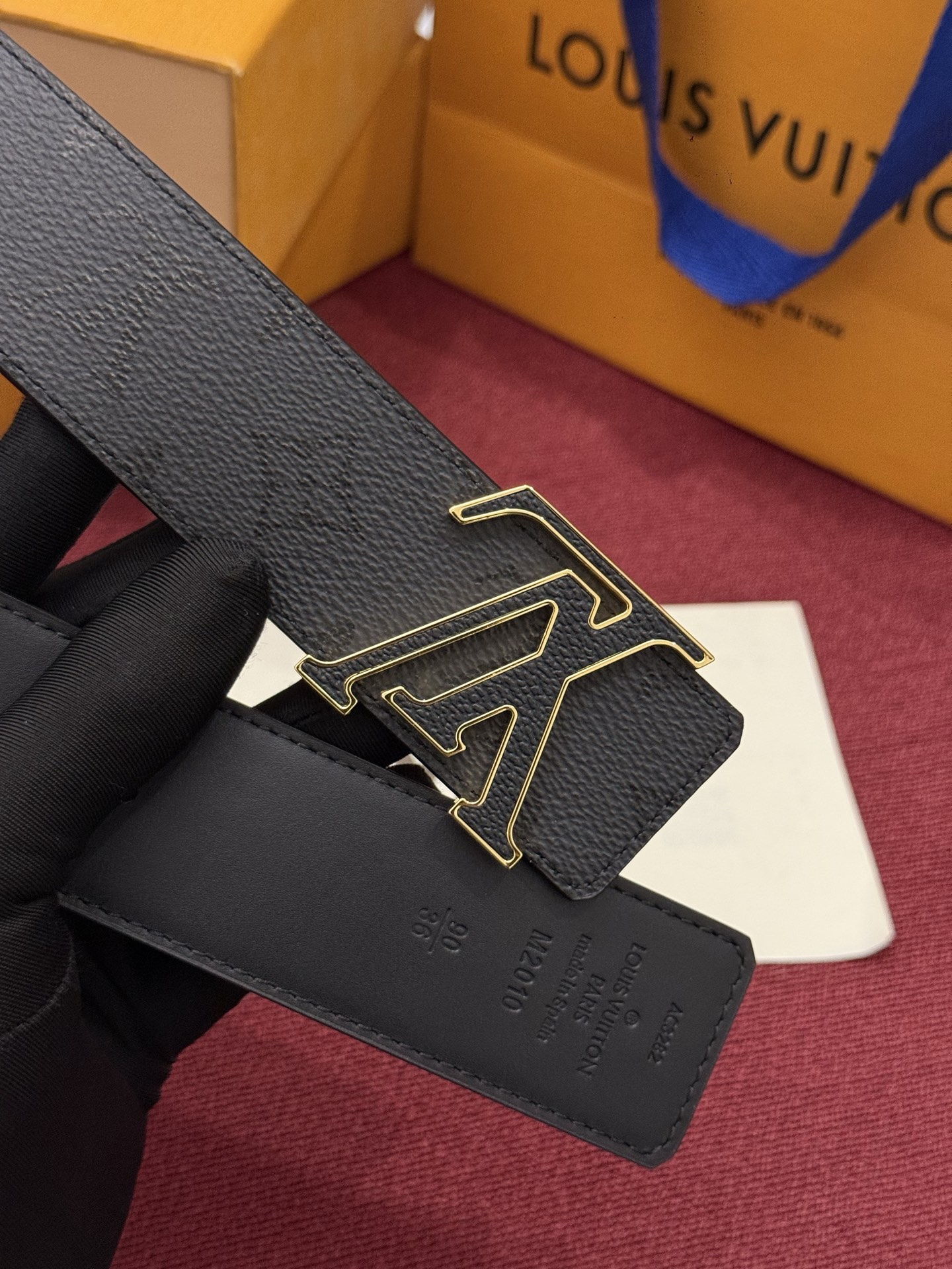 LV Initiales Monogram Reflective 40mm 可翻转腰带展现出一种动态细节，将经典风格提升