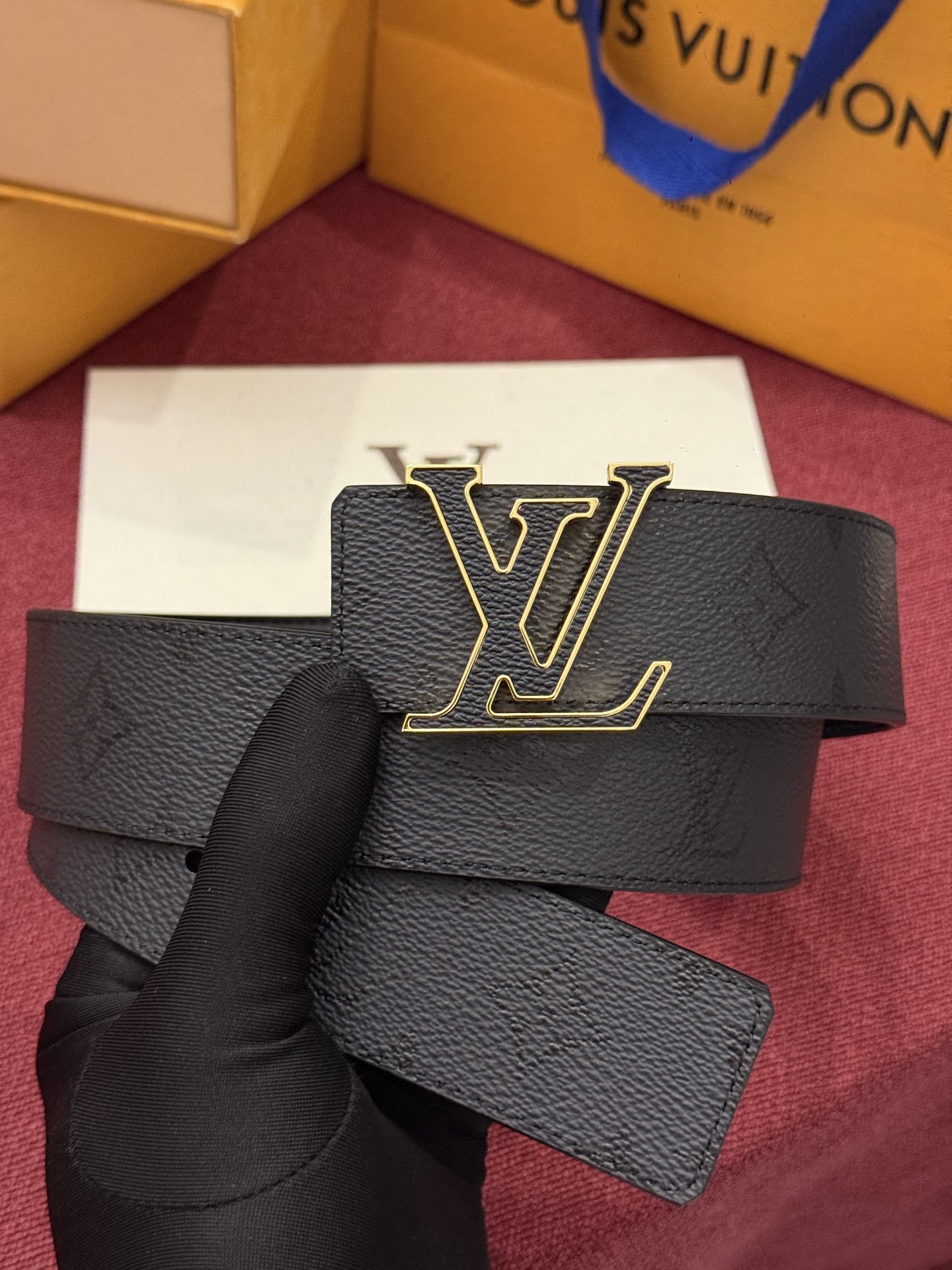 LV Initiales Monogram Reflective 40mm 可翻转腰带展现出一种动态细节，将经典风格提升