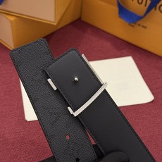 LV Initiales Monogram Reflective 40mm 可翻转腰带展现出一种动态细节,将经典风格提升 LV Initiales Monogram Reflective 40mm 可翻转腰带展现出一种动态细节,将经典风格提升
