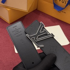 LV Initiales Monogram Reflective 40mm 可翻转腰带展现出一种动态细节,将经典风格提升 LV Initiales Monogram Reflective 40mm 可翻转腰带展现出一种动态细节,将经典风格提升