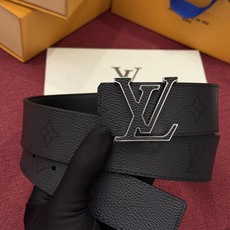 LV Initiales Monogram Reflective 40mm 可翻转腰带展现出一种动态细节,将经典风格提升 LV Initiales Monogram Reflective 40mm 可翻转腰带展现出一种动态细节,将经典风格提升
