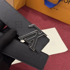 LV Initiales Monogram Reflective 40mm 可翻转腰带展现出一种动态细节,将经典风格提升 LV Initiales Monogram Reflective 40mm 可翻转腰带展现出一种动态细节,将经典风格提升