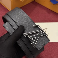 LV Initiales Monogram Reflective 40mm 可翻转腰带展现出一种动态细节,将经典风格提升 LV Initiales Monogram Reflective 40mm 可翻转腰带展现出一种动态细节,将经典风格提升