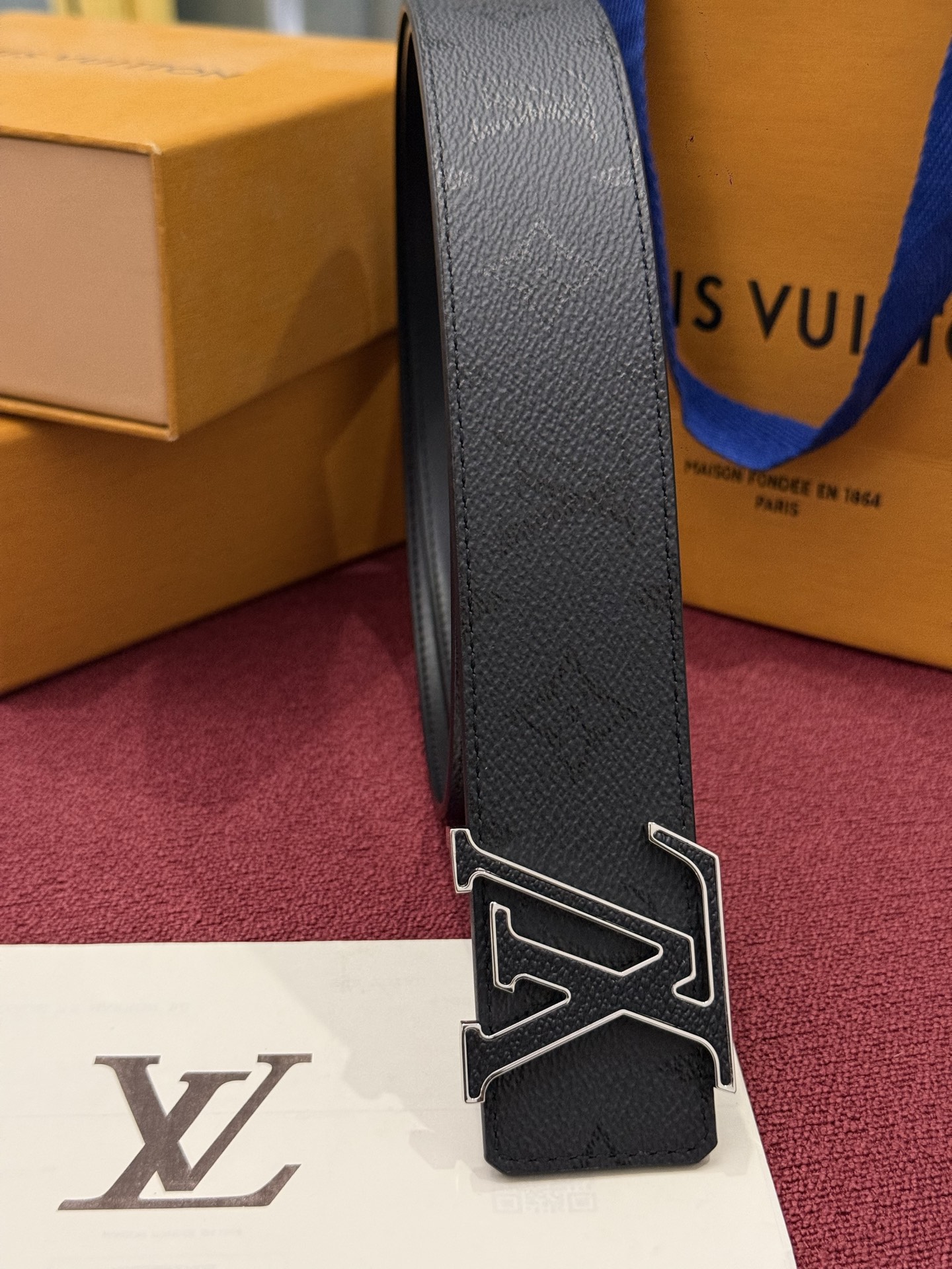 LV Initiales Monogram Reflective 40mm 可翻转腰带展现出一种动态细节,将经典风格提升 LV Initiales Monogram Reflective 40mm 可翻转腰带展现出一种动态细节,将经典风格提升