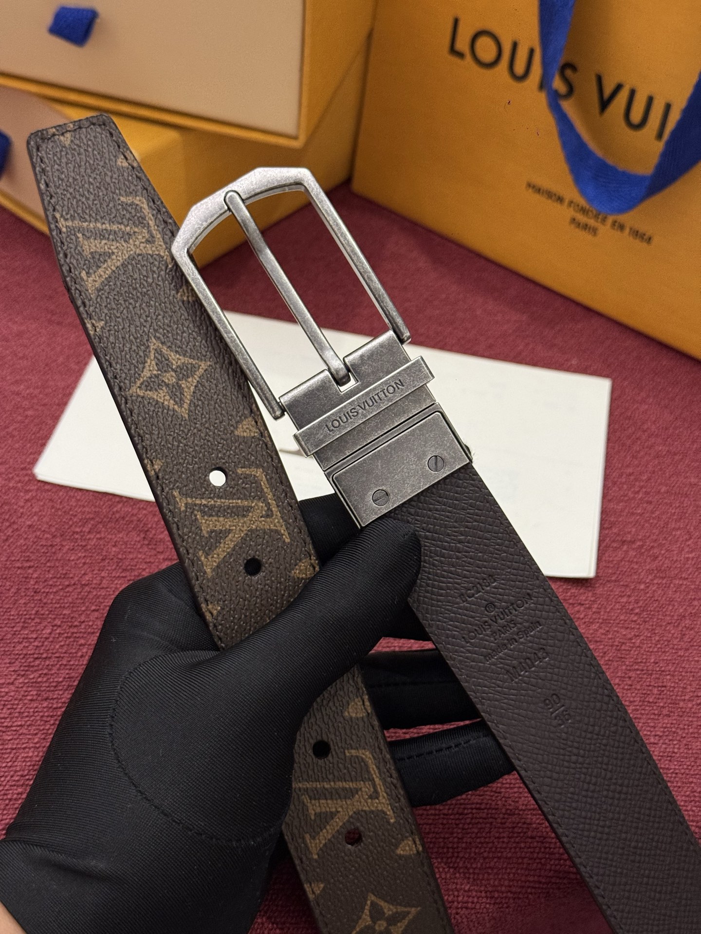 本款 Slender 双面腰带以 Monogram 涂层帆布和皮革成就两式风尚，搭配工致搭扣和镂刻路易威登标识的金属束带