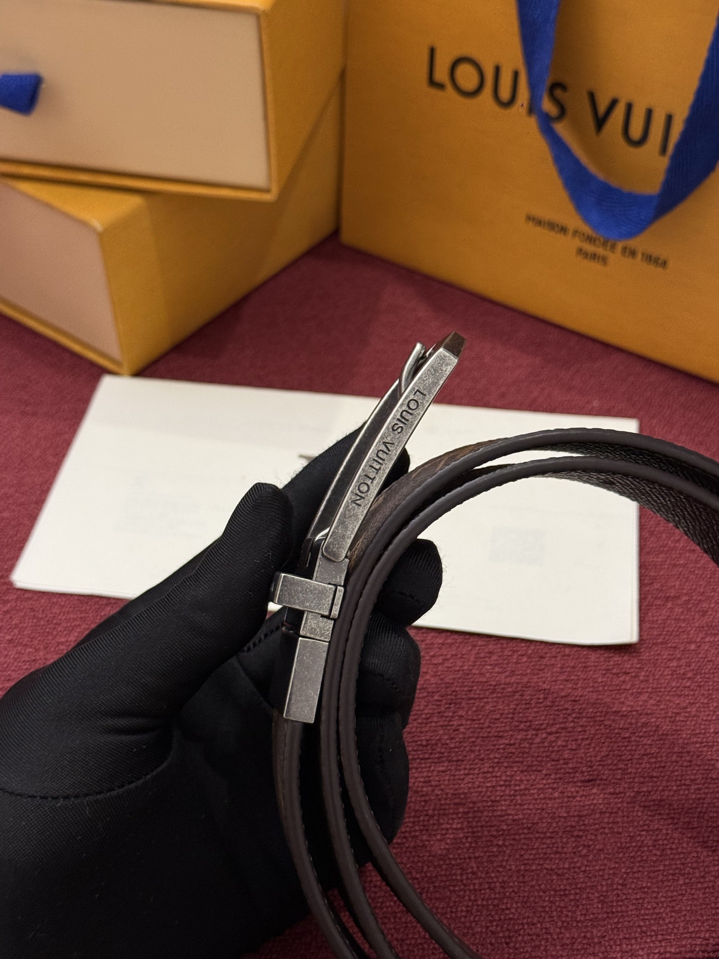 本款 Slender 双面腰带以 Monogram 涂层帆布和皮革成就两式风尚，搭配工致搭扣和镂刻路易威登标识的金属束带