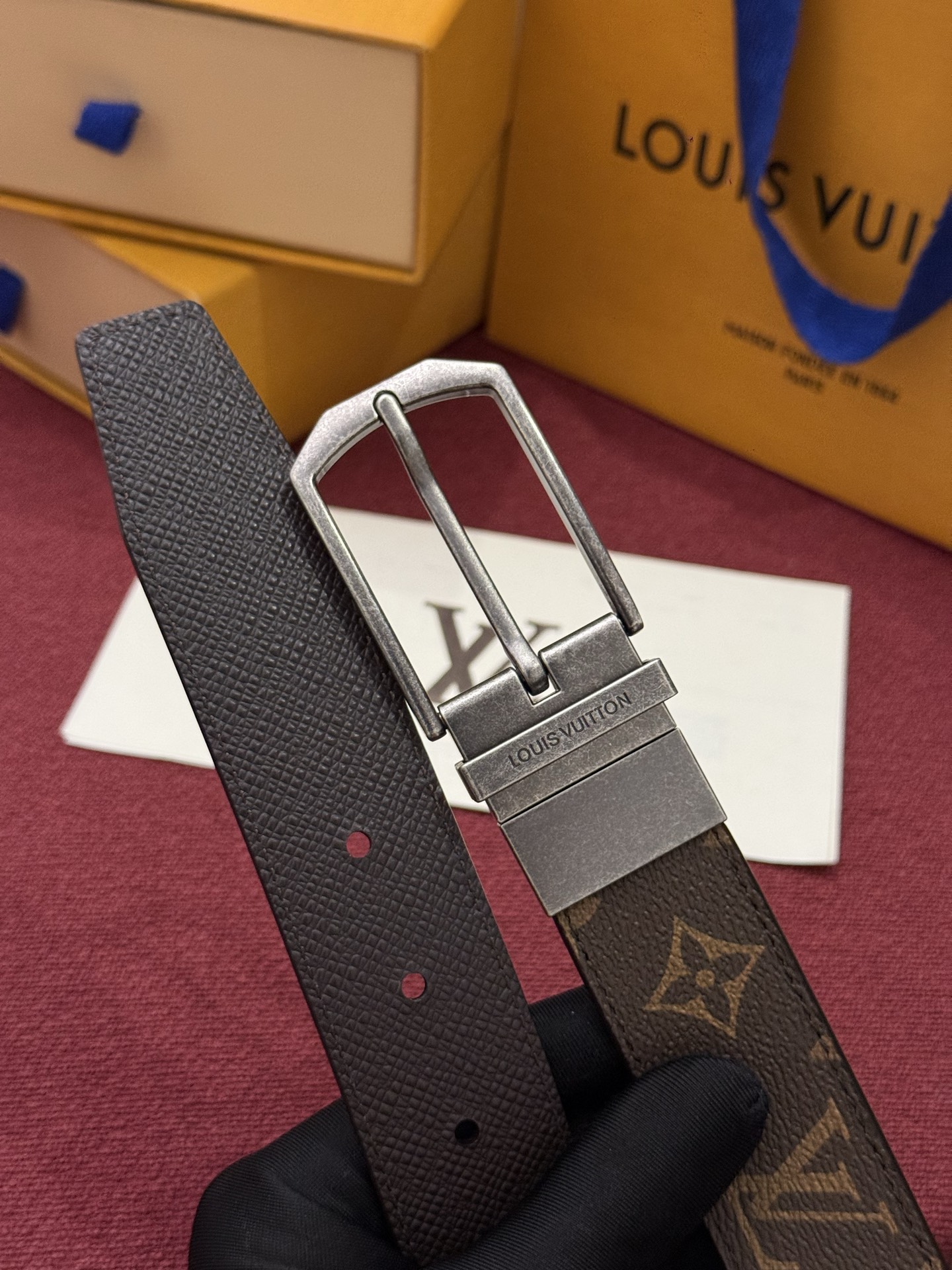 本款 Slender 双面腰带以 Monogram 涂层帆布和皮革成就两式风尚，搭配工致搭扣和镂刻路易威登标识的金属束带