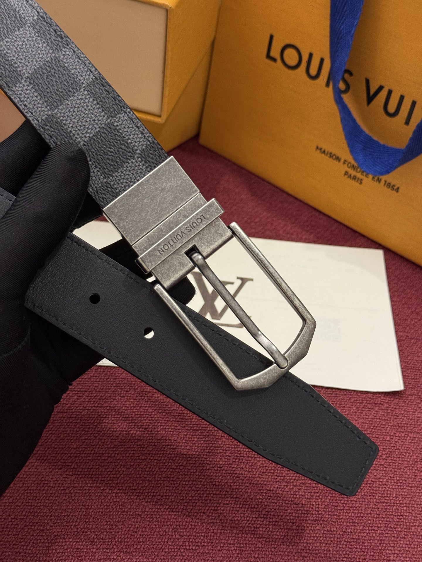 本款 Slender 双面腰带以 Monogram 涂层帆布和皮革成就两式风尚，搭配工致搭扣和镂刻路易威登标识的金属束带