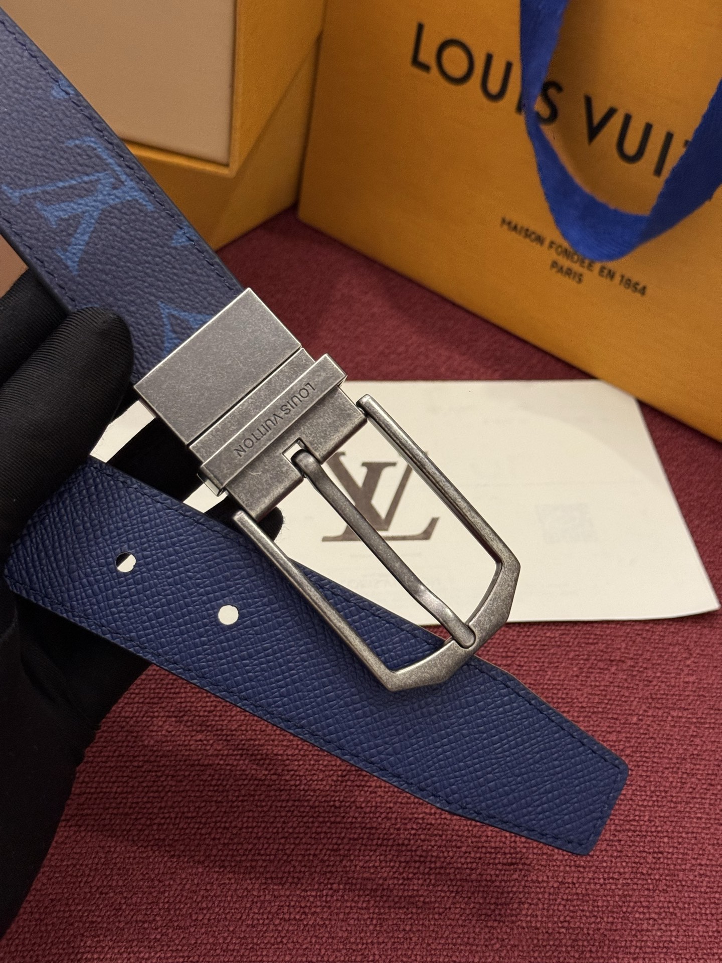 本款 Slender 双面腰带以 Monogram 涂层帆布和皮革成就两式风尚，搭配工致搭扣和镂刻路易威登标识的金属束带