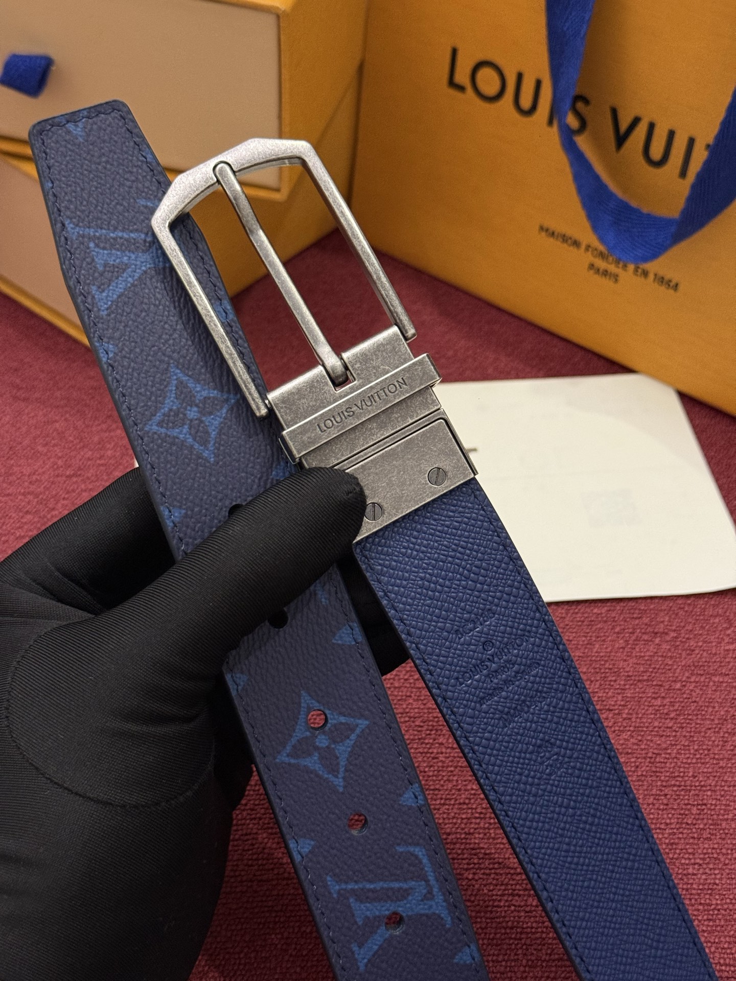本款 Slender 双面腰带以 Monogram 涂层帆布和皮革成就两式风尚，搭配工致搭扣和镂刻路易威登标识的金属束带