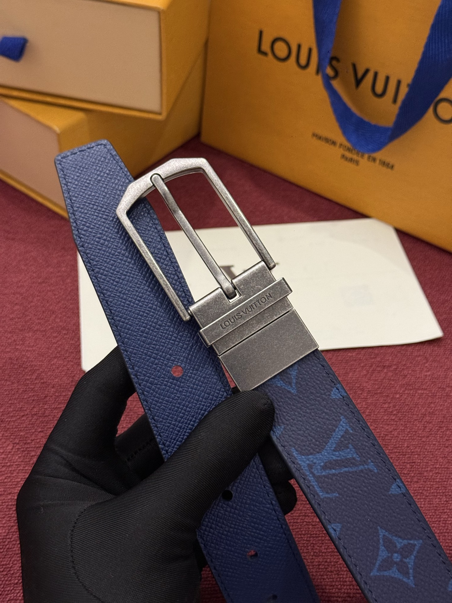 本款 Slender 双面腰带以 Monogram 涂层帆布和皮革成就两式风尚，搭配工致搭扣和镂刻路易威登标识的金属束带