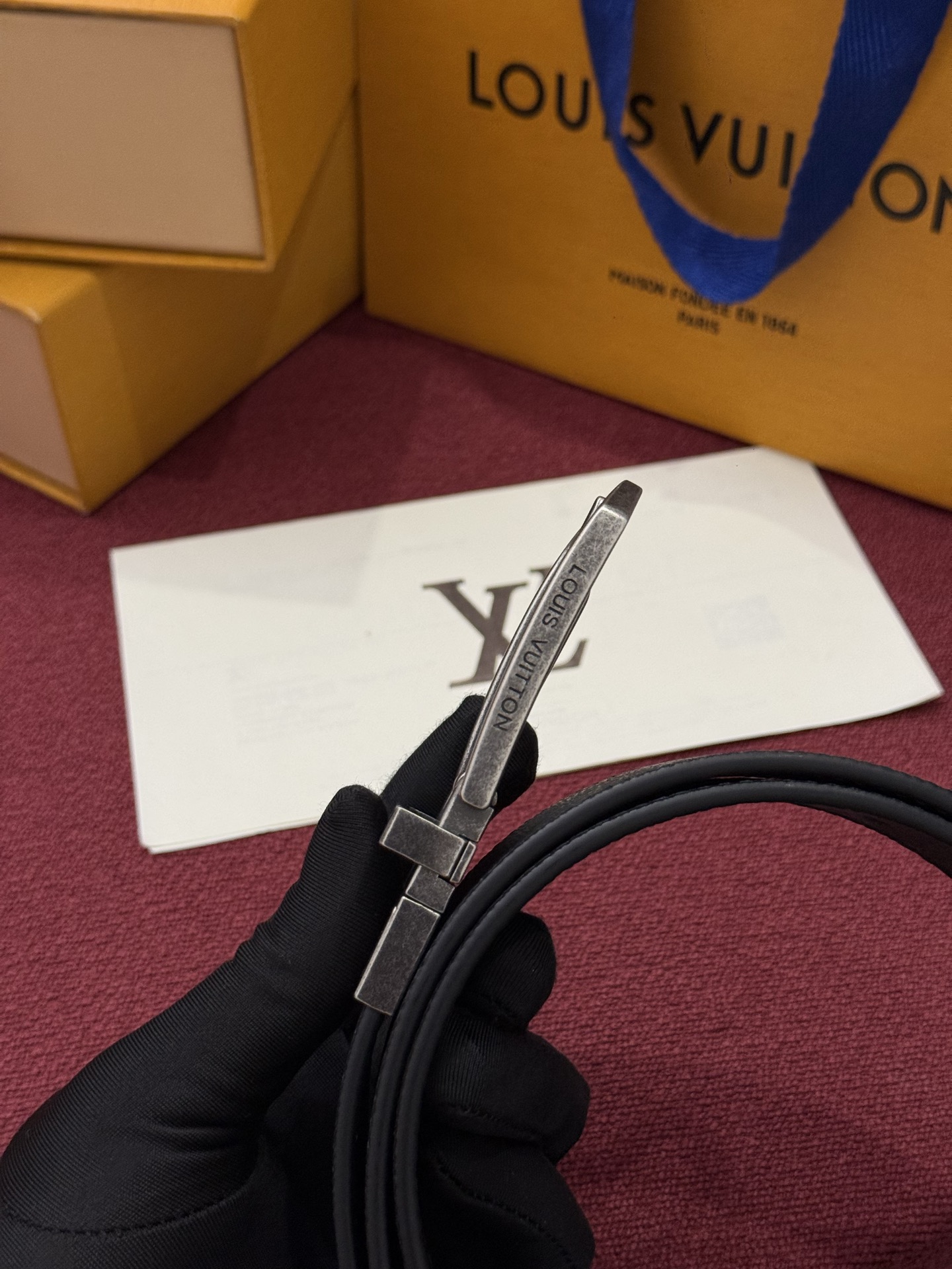 本款 Slender 双面腰带以 Monogram 涂层帆布和皮革成就两式风尚，搭配工致搭扣和镂刻路易威登标识的金属束带