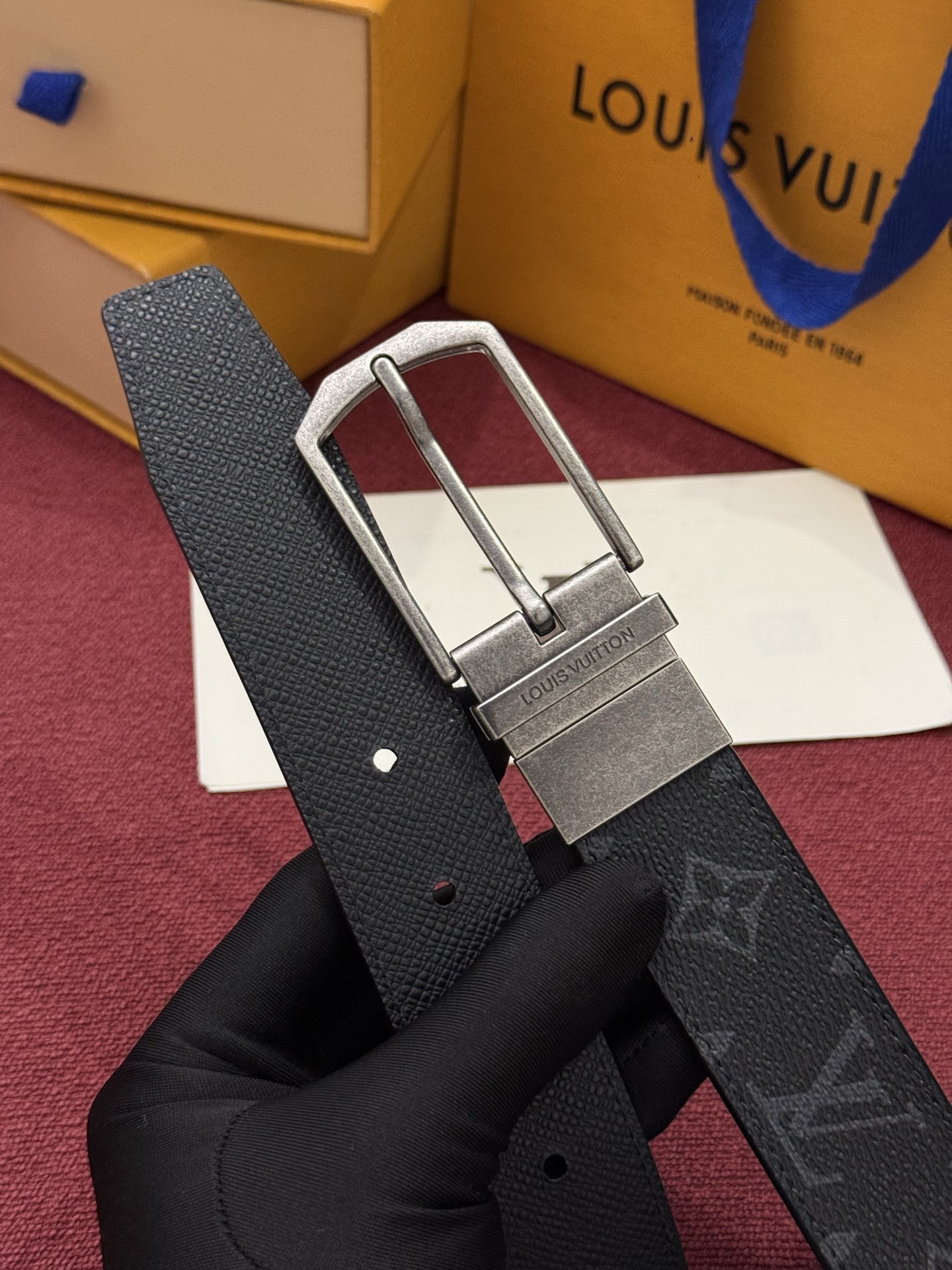 本款 Slender 双面腰带以 Monogram 涂层帆布和皮革成就两式风尚，搭配工致搭扣和镂刻路易威登标识的金属束带