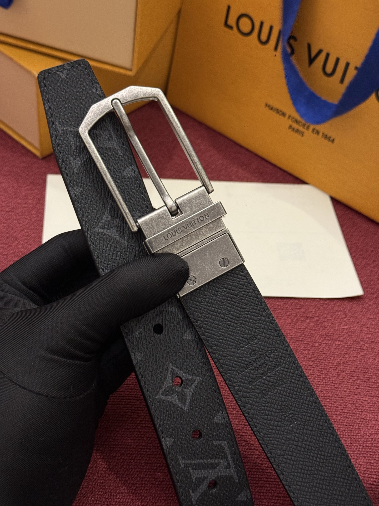本款 Slender 双面腰带以 Monogram 涂层帆布和皮革成就两式风尚，搭配工致搭扣和镂刻路易威登标识的金属束带