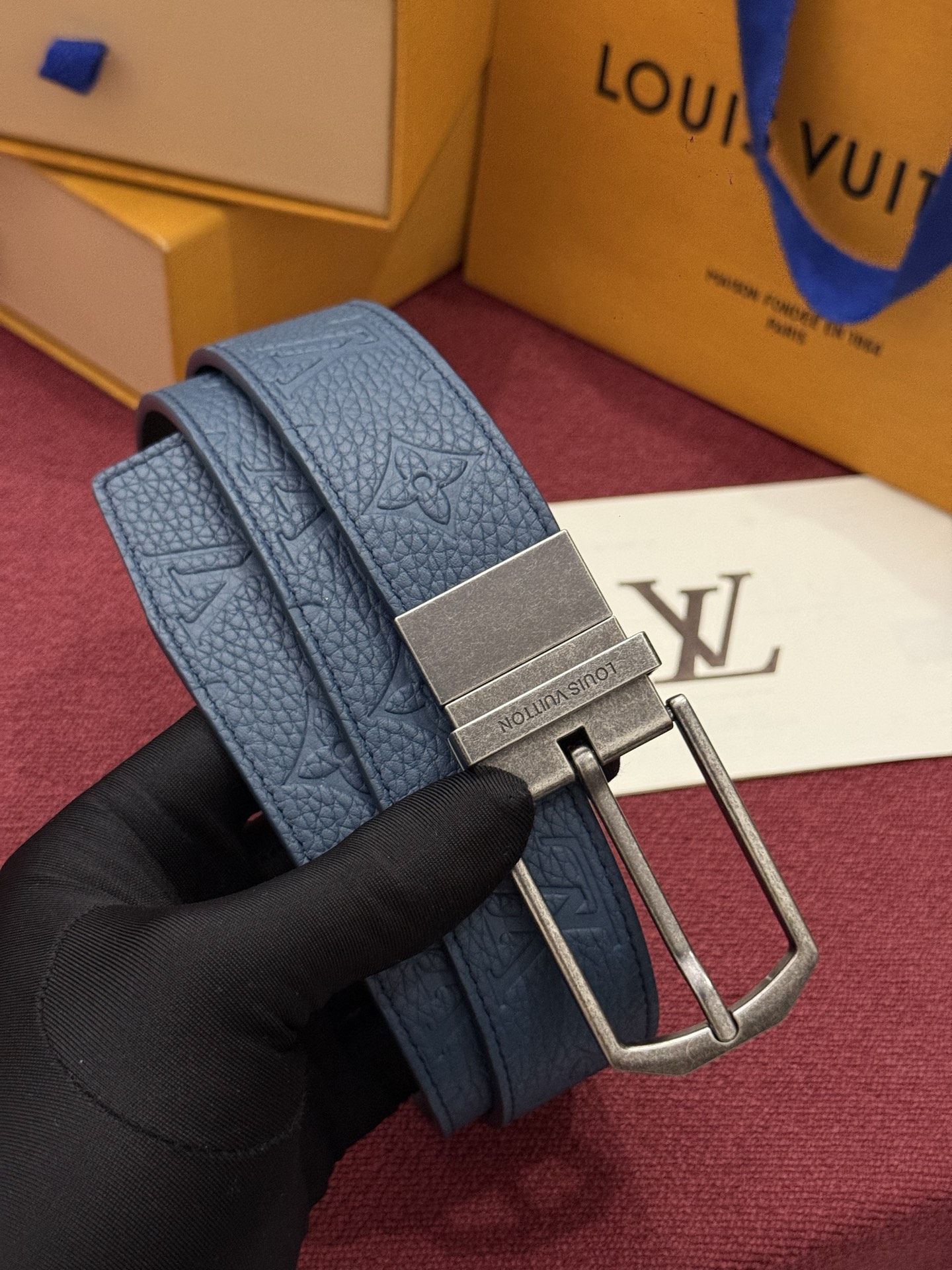 本款 Slender 双面腰带以 Monogram 皮革成就两式风尚，搭配工致搭扣和镂刻路易威登标识的金属束带圈。