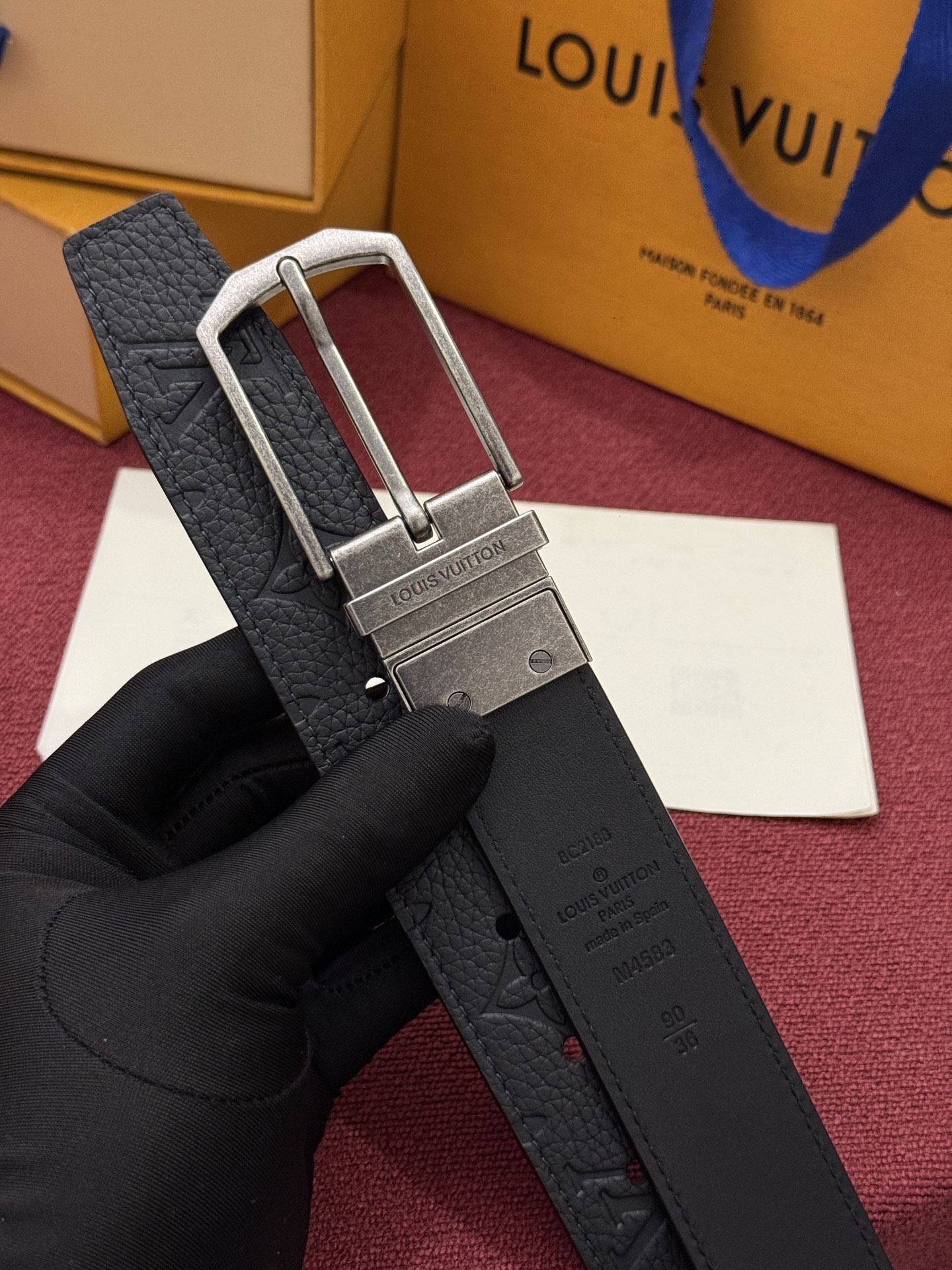 本款 Slender 双面腰带以 Monogram 皮革成就两式风尚，搭配工致搭扣和镂刻路易威登标识的金属束带圈。