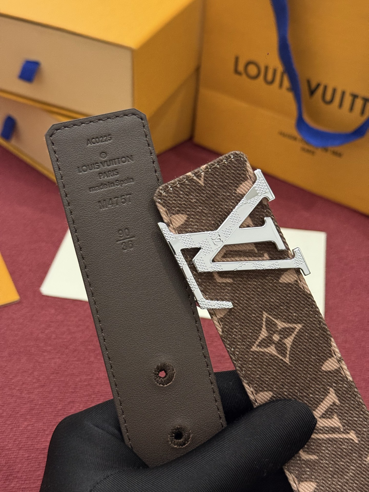 LV Initiales Monogram Reflective 40mm 可翻转腰带展现出一种动态细节，将经典风格提升