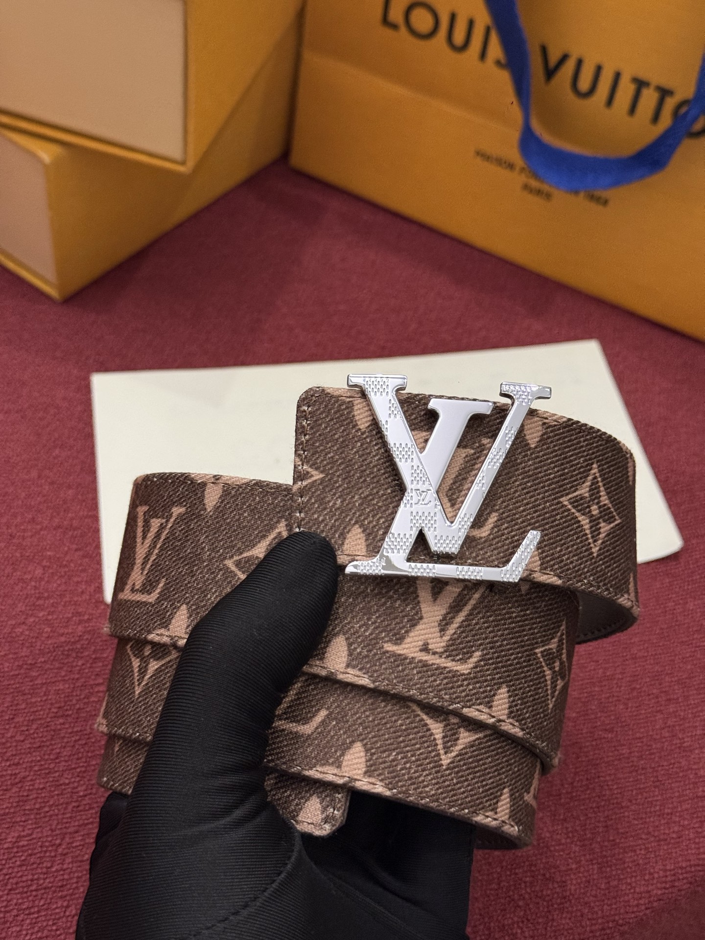 LV Initiales Monogram Reflective 40mm 可翻转腰带展现出一种动态细节，将经典风格提升