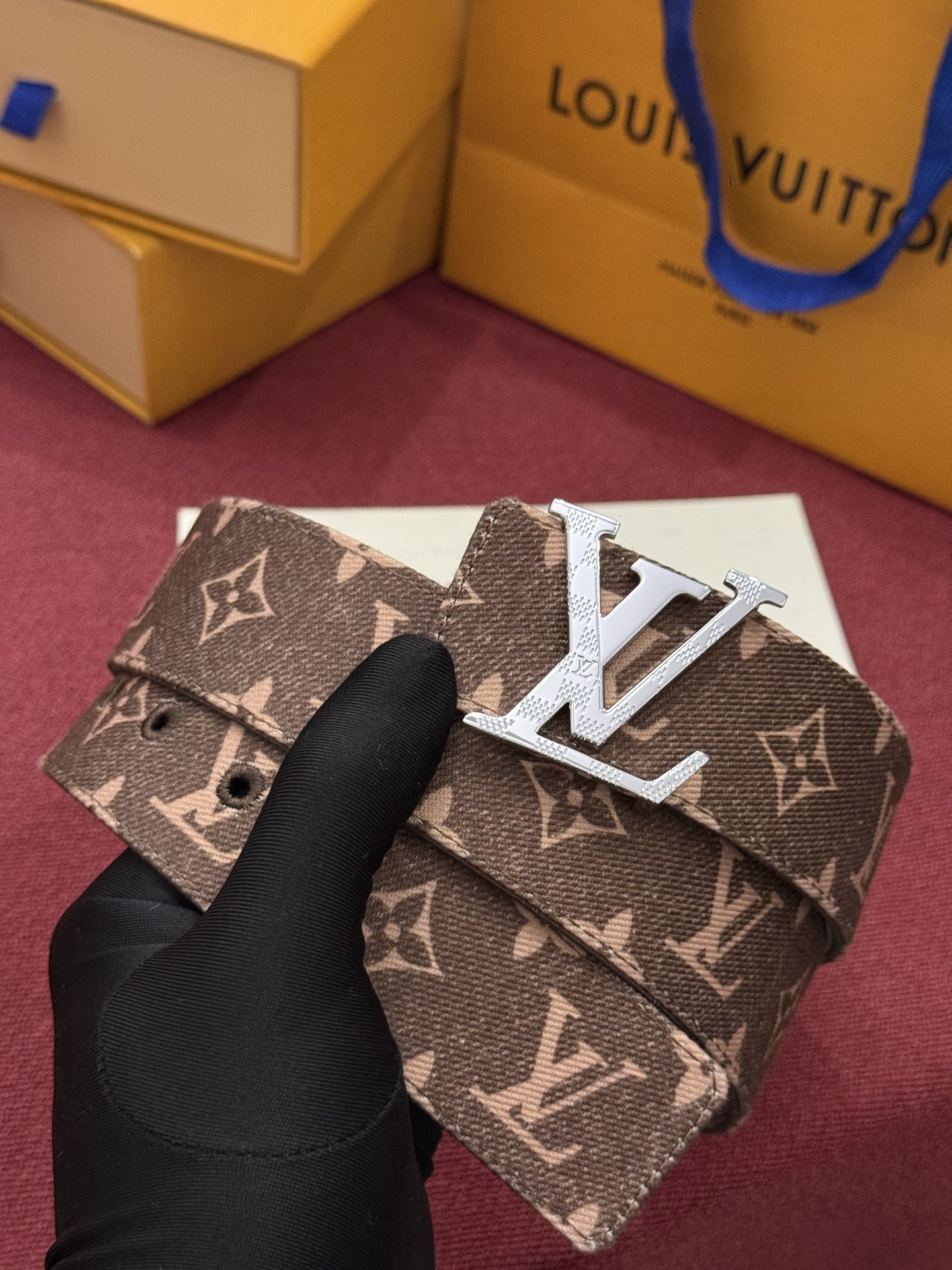 LV Initiales Monogram Reflective 40mm 可翻转腰带展现出一种动态细节,将经典风格提升 LV Initiales Monogram Reflective 40mm 可翻转腰带展现出一种动态细节,将经典风格提升