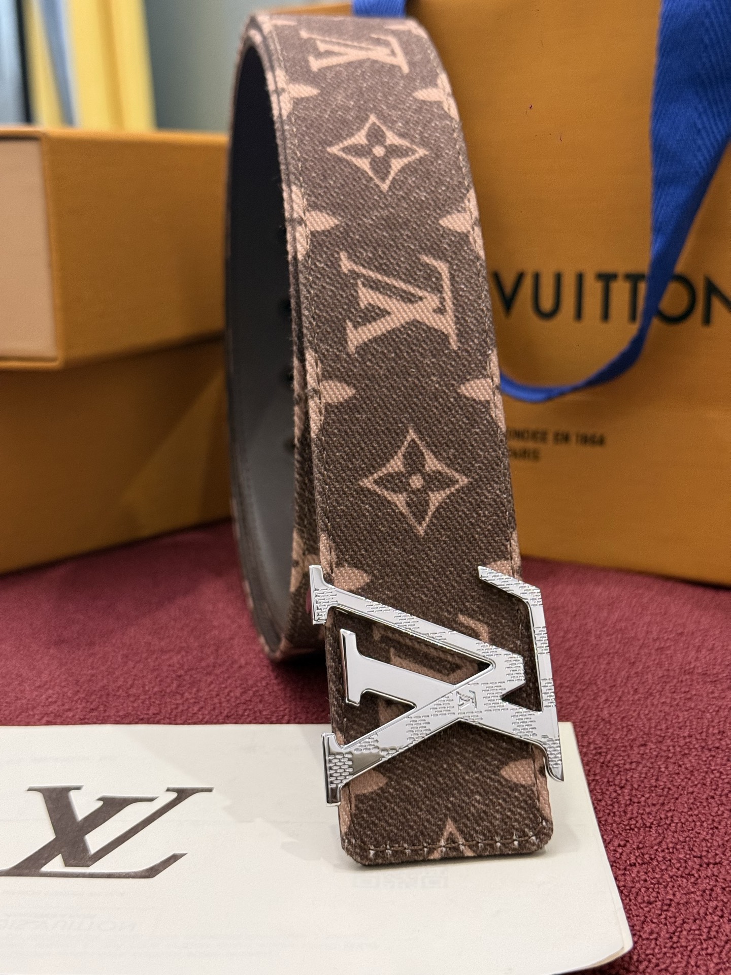 LV Initiales Monogram Reflective 40mm 可翻转腰带展现出一种动态细节，将经典风格提升