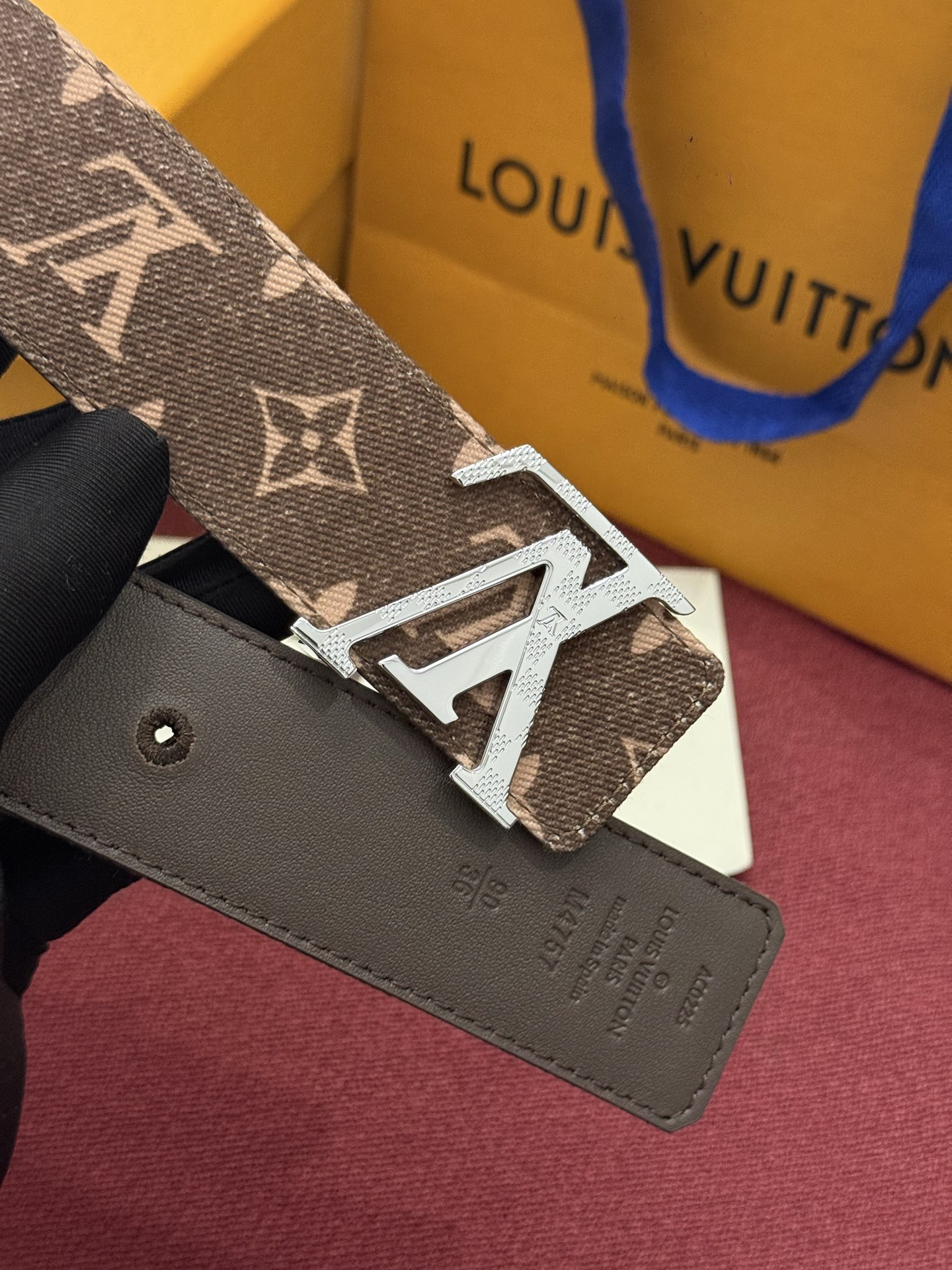 LV Initiales Monogram Reflective 40mm 可翻转腰带展现出一种动态细节，将经典风格提升