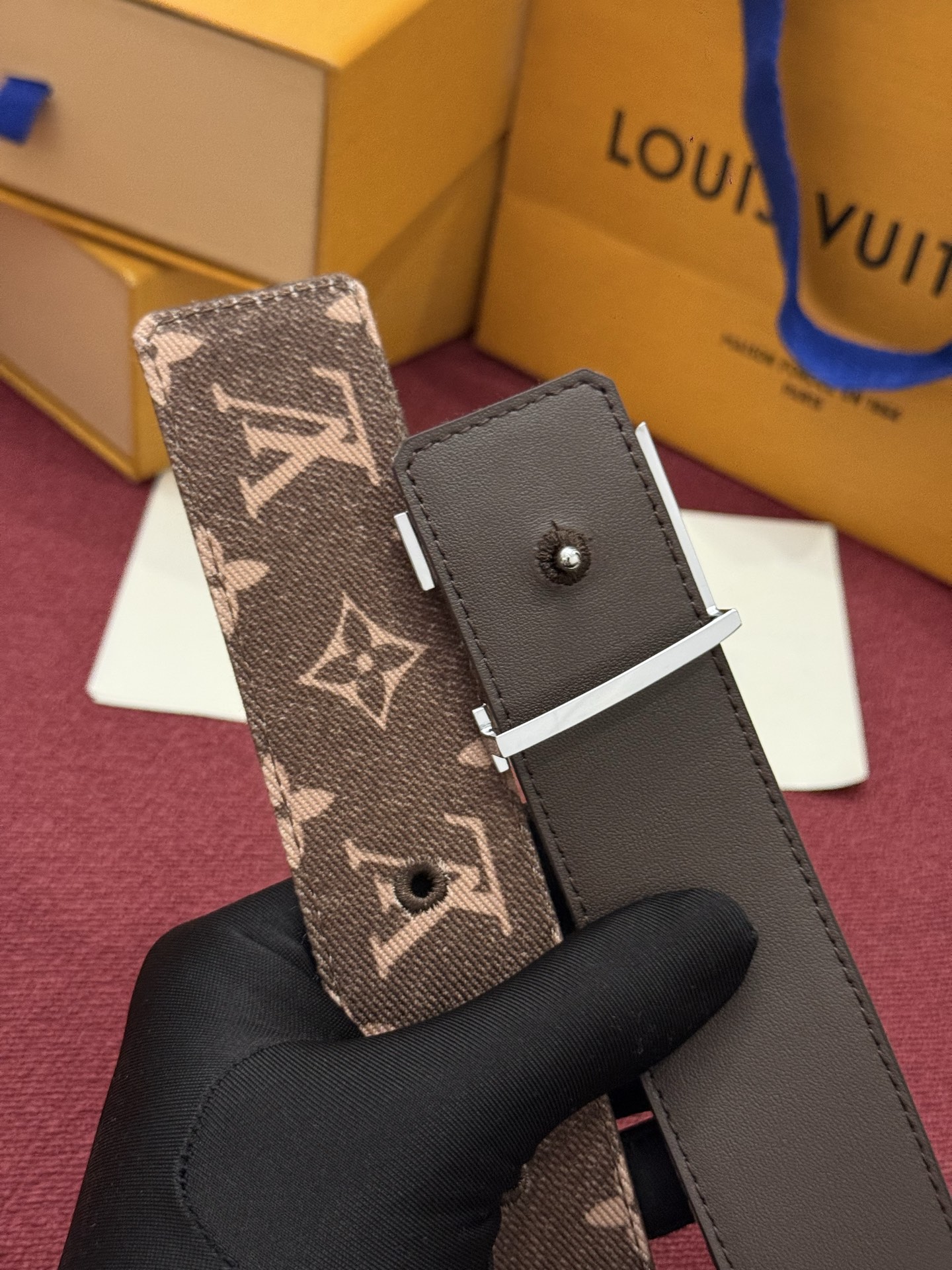 LV Initiales Monogram Reflective 40mm 可翻转腰带展现出一种动态细节，将经典风格提升