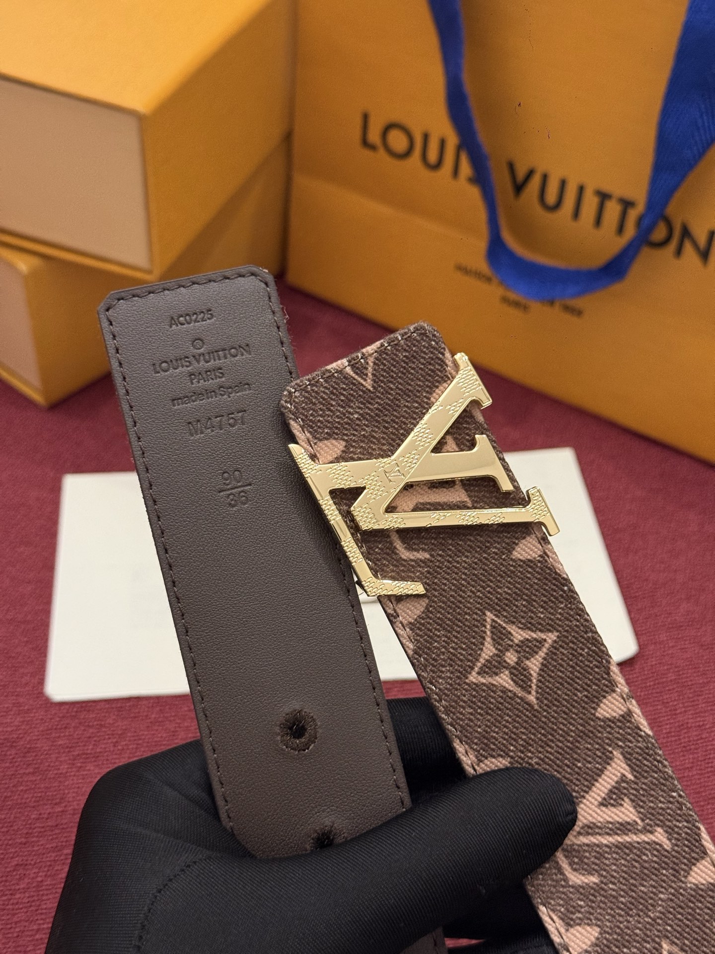 LV Initiales Monogram Reflective 40mm 可翻转腰带展现出一种动态细节，将经典风格提升
