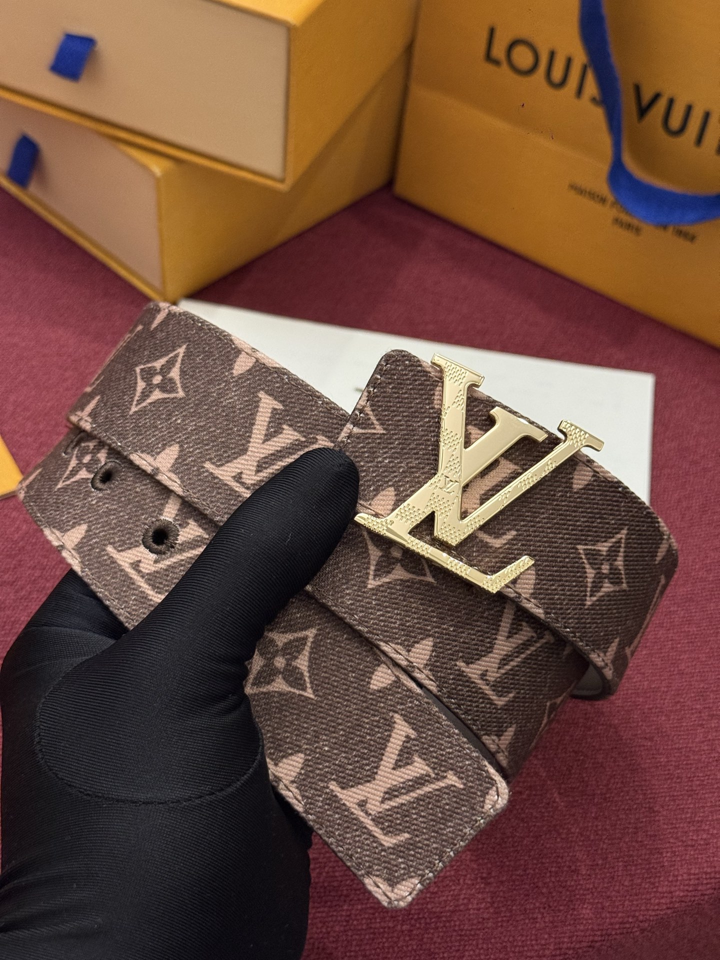 LV Initiales Monogram Reflective 40mm 可翻转腰带展现出一种动态细节,将经典风格提升 LV Initiales Monogram Reflective 40mm 可翻转腰带展现出一种动态细节,将经典风格提升