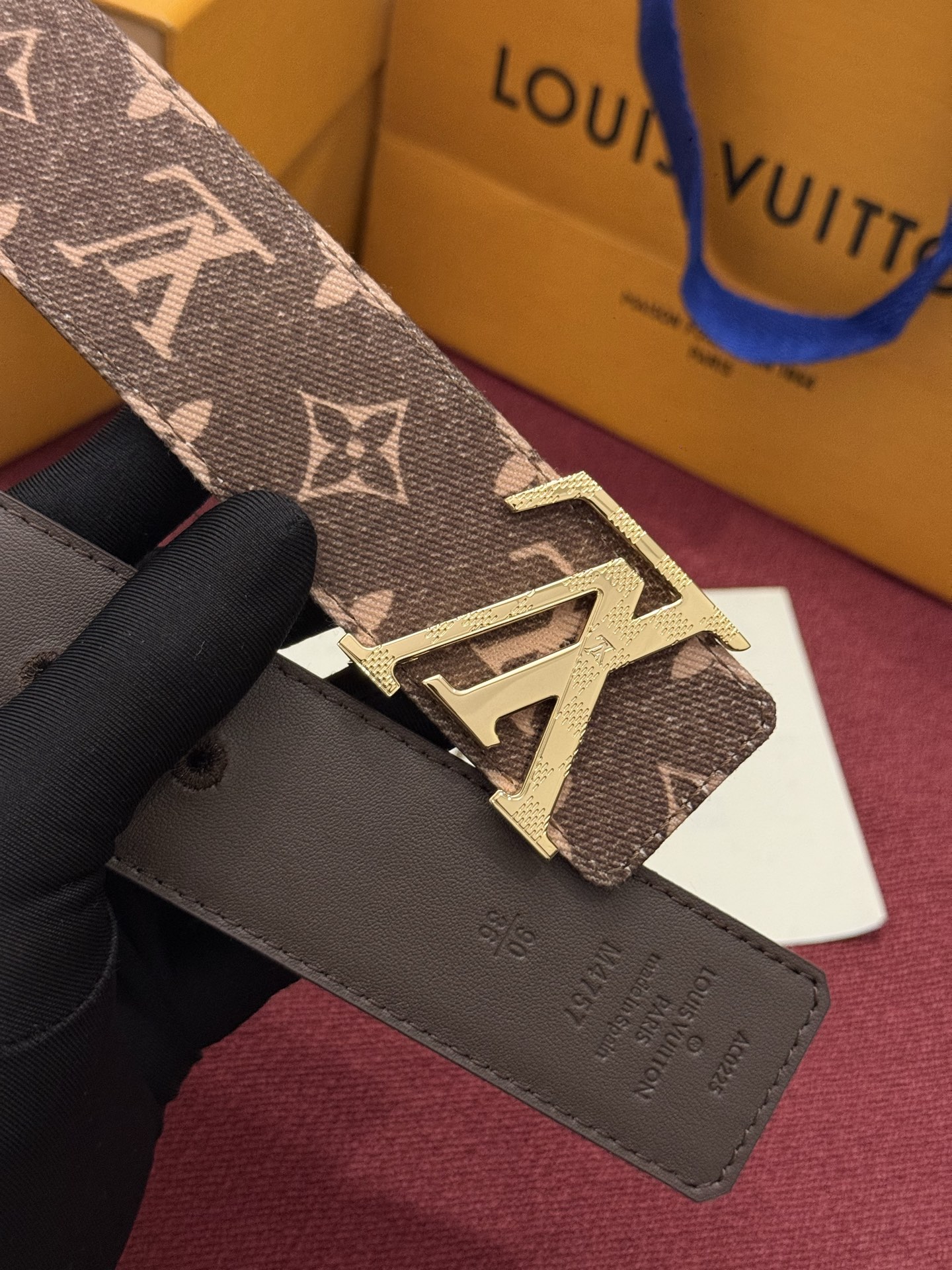 LV Initiales Monogram Reflective 40mm 可翻转腰带展现出一种动态细节，将经典风格提升